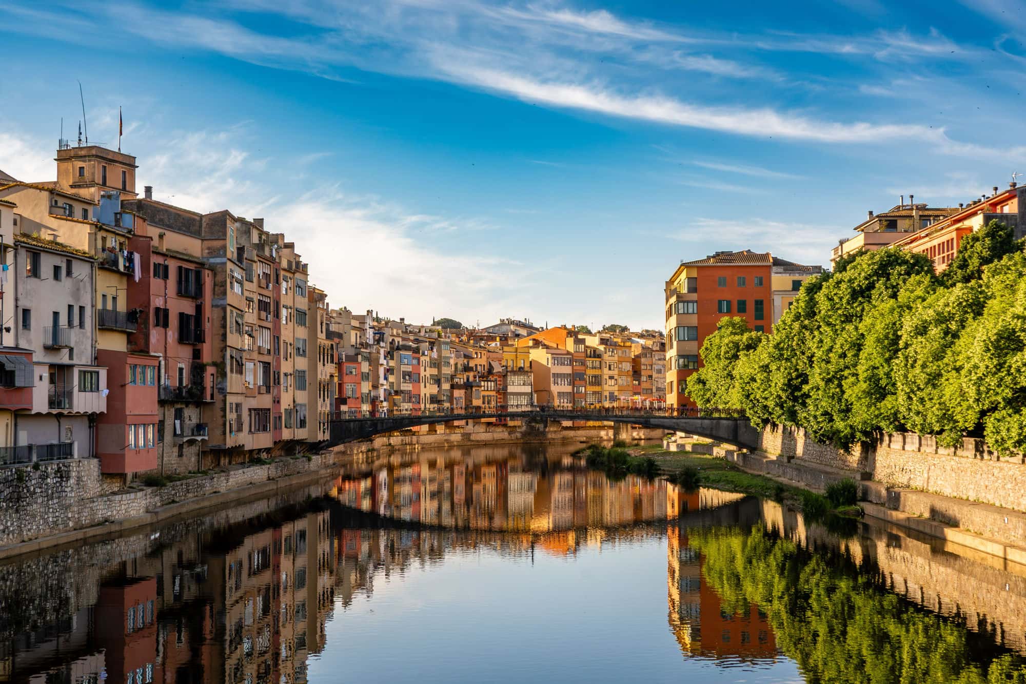 Casas de colores sobre el río Onyar en Girona, gestión de alquiler turístico con Winahost