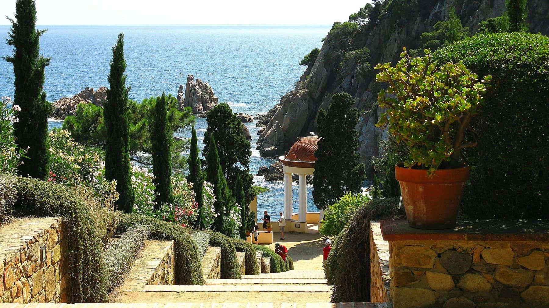Jardín botánico Marimurtra de Blanes con su templete sobre el mar, gestión de alquiler vacacional con Winahost