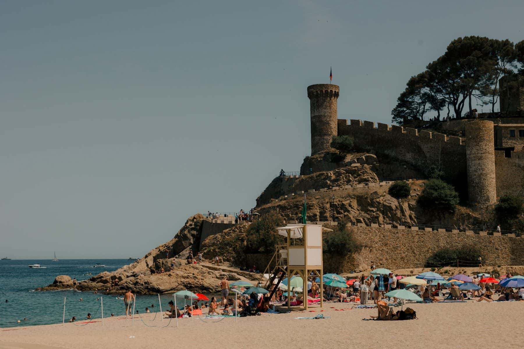 Murallas de la Vila Vella de Tossa de Mar sobre la Platja Gran, gestión de alquiler vacacional con Winahost